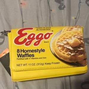 The chain is broken but you can clip it (last pic)